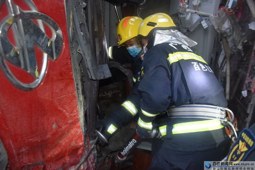 車輛側翻一人被困 那坡消防緊急救援
