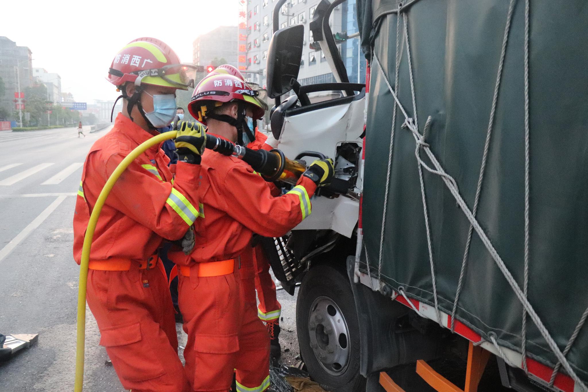 兩車追尾司機傷重，玉林興業消防緊急救援